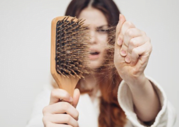 Use água de cravo para REDUZIR A QUEDA de cabelo; veja como preparar