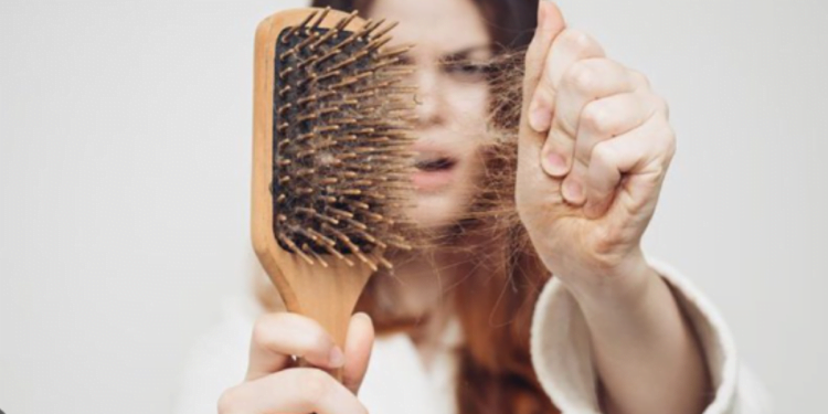 Use água de cravo para REDUZIR A QUEDA de cabelo; veja como preparar