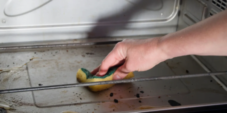 Aprenda o truque de usar sal para limpar o forno