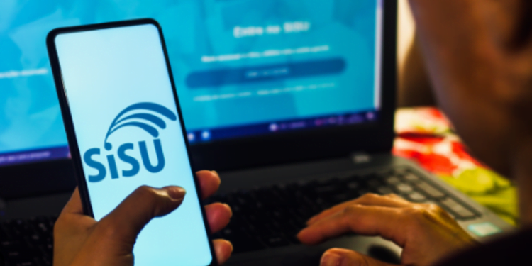 Não conseguiu vaga no Sisu 2024? Confira 7 dicas para estudar online