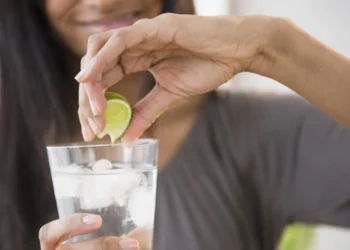 Os Benefícios de Beber Água com Limão pela Manhã: Descubra o que Acontece com o seu Corpo
