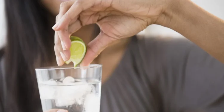 Os Benefícios de Beber Água com Limão pela Manhã: Descubra o que Acontece com o seu Corpo