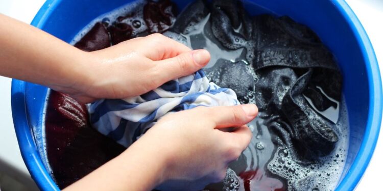 Aprenda a economizar água nas lavagens de roupas com estes truques