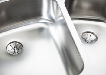 Aprenda a limpar a pia de inox do jeito certo!