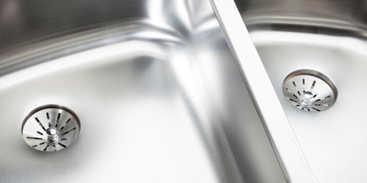 Aprenda a limpar a pia de inox do jeito certo!