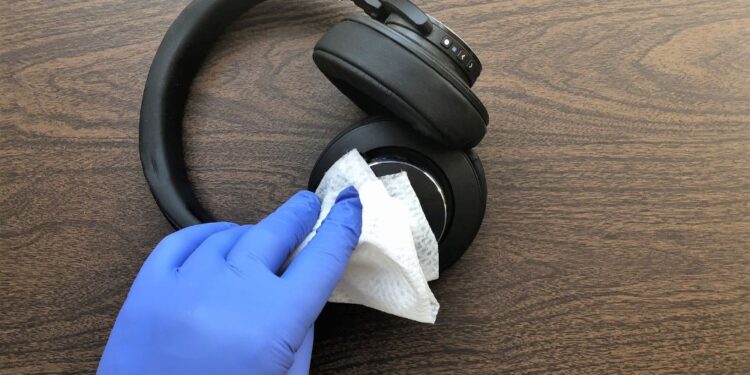 Aprenda a limpar fone de ouvido da forma correta