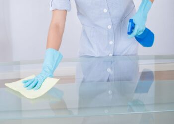 Aprenda a tirar mancha de mesa de vidro facilmente