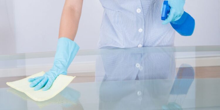 Aprenda a tirar mancha de mesa de vidro facilmente