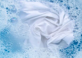 Como clarear roupas brancas novamente? Venha aprender!