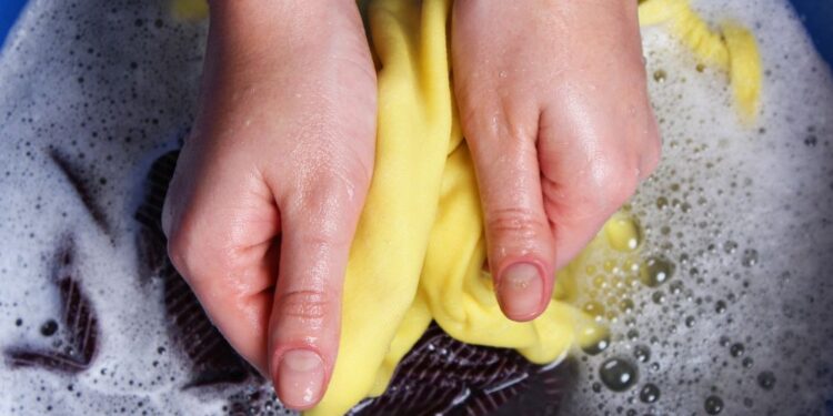 Como lavar a roupa sem encolher?