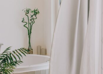 Como limpar cortina de box? Veja produtos e passo a passo