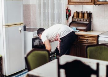 Como tirar cheiro de queimado da cozinha?