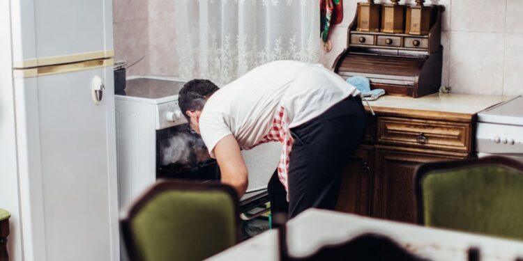 Como tirar cheiro de queimado da cozinha?