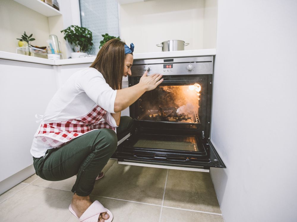 Como tirar cheiro de queimado da cozinha?