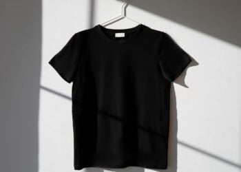 Como tirar fiapos de roupas pretas?