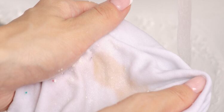 Como tirar gordura de roupa? Confira as dicas e o passo a passo!