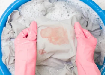 O Segredo para Remover Manchas das Roupas antes de Colocá-las na Máquina de Lavar