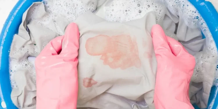 O Segredo para Remover Manchas das Roupas antes de Colocá-las na Máquina de Lavar