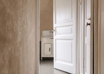 Como tirar mofo de porta branca?