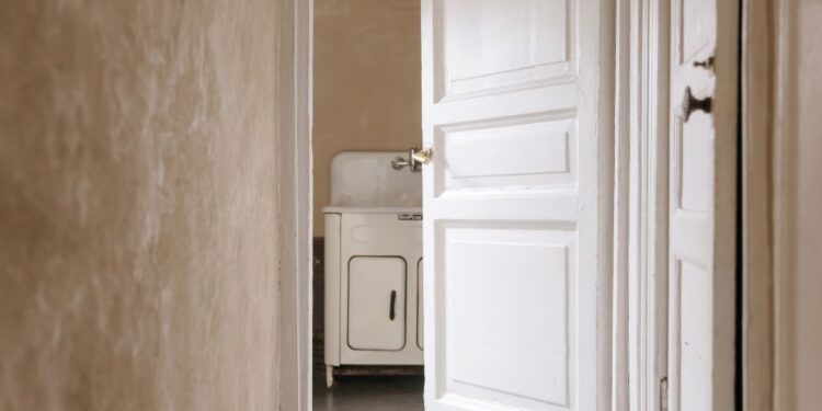 Como tirar mofo de porta branca?