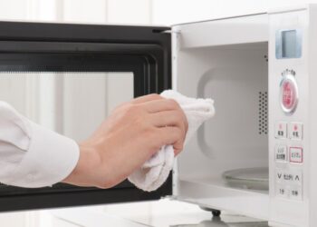 Confira como limpar o micro-ondas com truques simples!