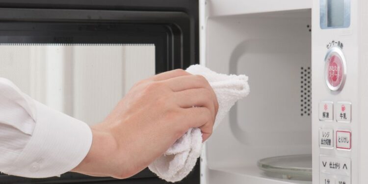 Confira como limpar o micro-ondas com truques simples!