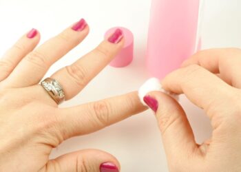 Confira como remover esmalte sem borrar!