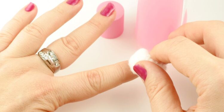 Confira como remover esmalte sem borrar!