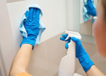 Confira como tirar giz de cera da parede com facilidade