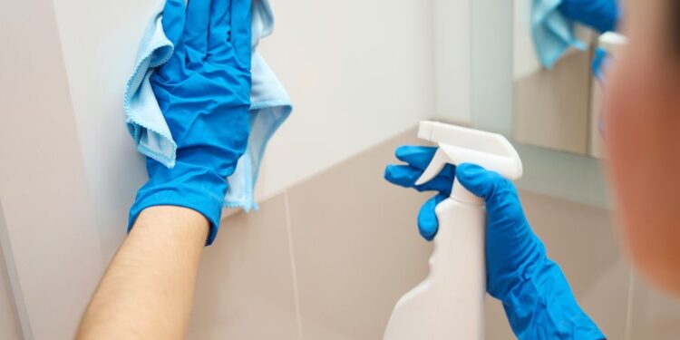 Confira como tirar giz de cera da parede com facilidade