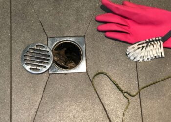 Confira o passo a passo perfeito da limpeza de ralo de chuveiro