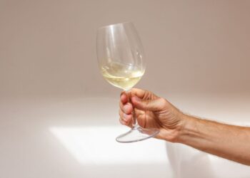 Confira o truque perfeito para deixar as suas taças brilhando