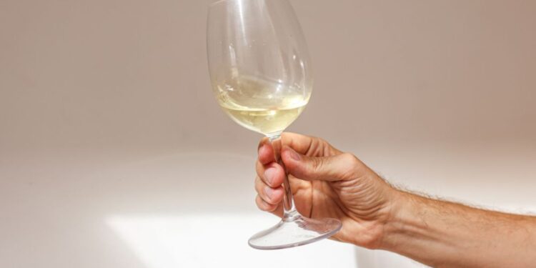 Confira o truque perfeito para deixar as suas taças brilhando