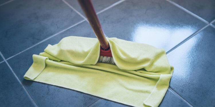 É por isso que você deve limpar o chão com água quente!