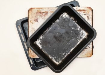 Passo a passo para tirar mancha preta de assadeira