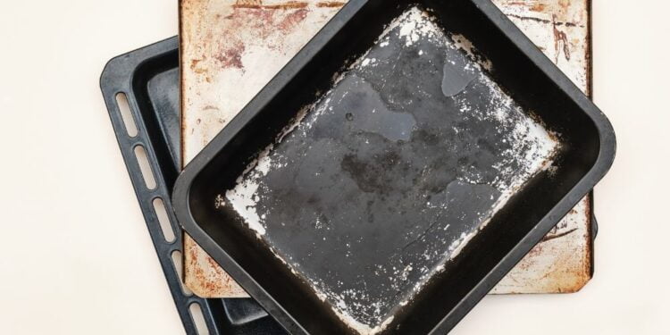 Passo a passo para tirar mancha preta de assadeira