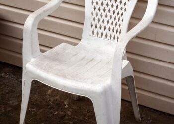 Truque para deixar cadeiras de plástico como novas!