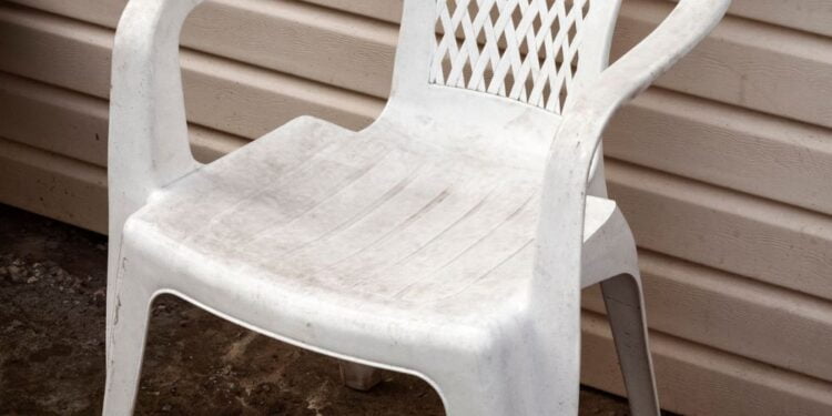 Truque para deixar cadeiras de plástico como novas!
