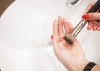 Truque para limpar pincel de maquiagem rapidamente