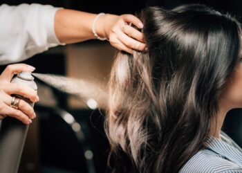 Usos inusitados do spray de cabelo: Você vai se surpreender!
