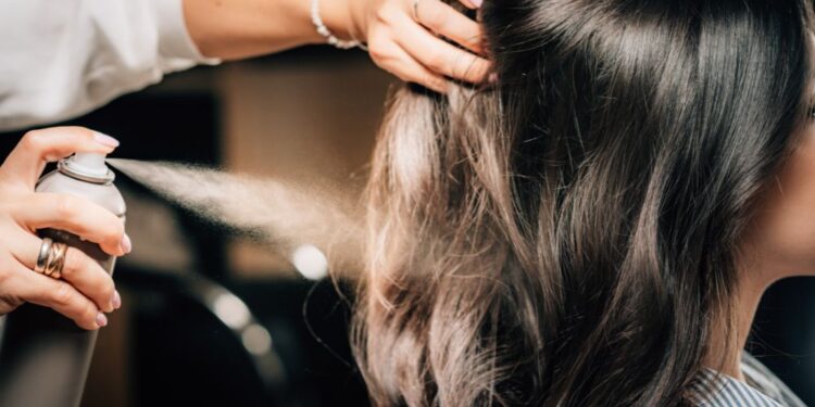 Usos inusitados do spray de cabelo: Você vai se surpreender!