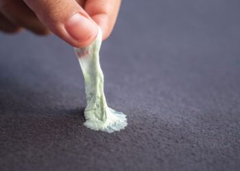 Veja como tirar chiclete de roupa de um jeito simples!