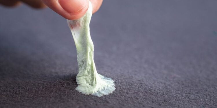 Veja como tirar chiclete de roupa de um jeito simples!