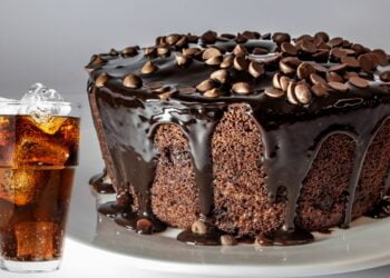 bolo vulcão de chocolate com coca cola