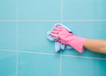 Aprenda a Fazer uma Mistura Caseira Poderosa para Remover Toda a Sujeira dos Azulejos