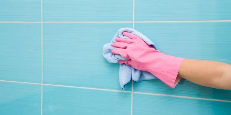 Aprenda a Fazer uma Mistura Caseira Poderosa para Remover Toda a Sujeira dos Azulejos