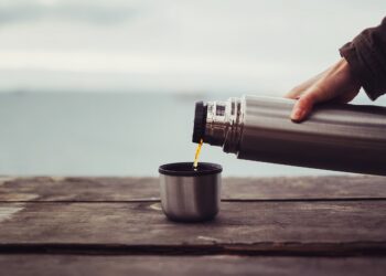 descubra como limpar garrafa térmica