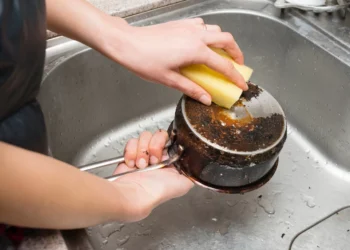 Aprenda mistura para remover efetivamente a gordura grudada nas panelas