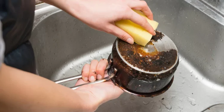 Aprenda mistura para remover efetivamente a gordura grudada nas panelas