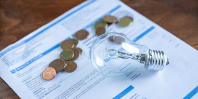 3 Vilões Invisíveis na sua Conta de Luz: Descubra como Economizar de Verdade!